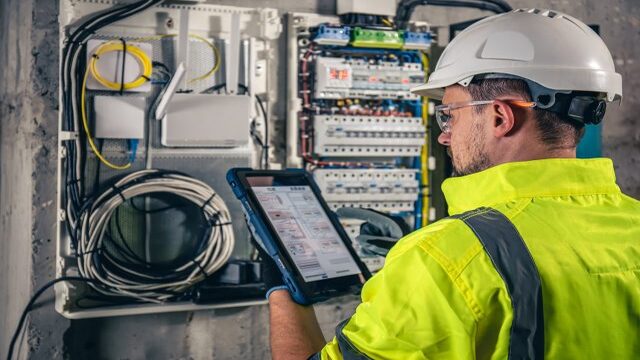 Técnico revisando cuadro contador